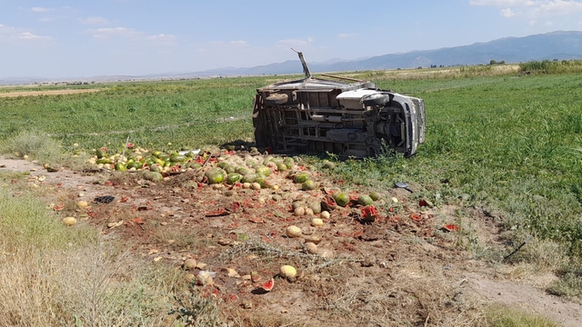 Konya'da tekeri patlayan kamyonetin tarlaya devrilmesi sonucu 2'si çocuk 3 kişi yaralandı