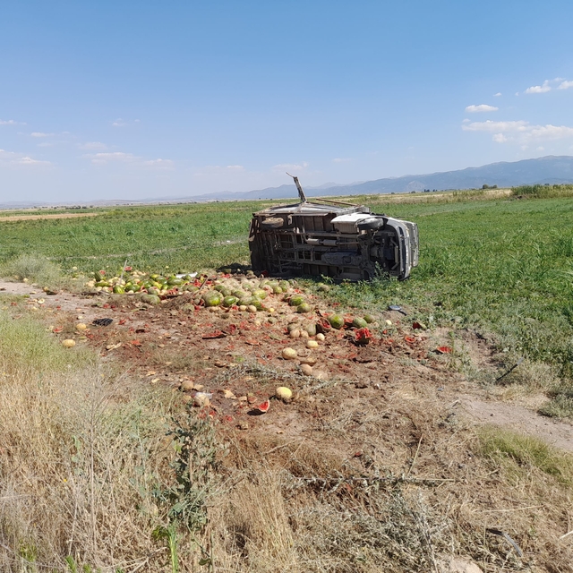 Konya'da tekeri patlayan kamyonetin tarlaya devrilmesi sonucu 2'si çocuk 3...
