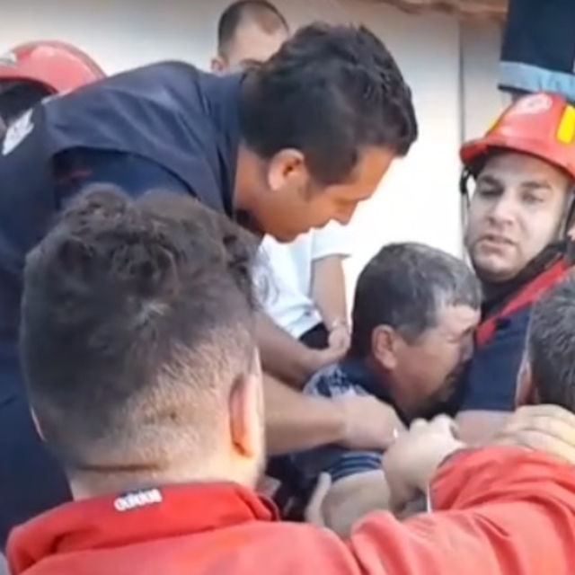 Düştüğü kuyudan kendisini kurtaran itfaiye personeline sarılıp ağladı