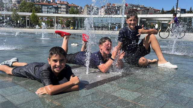 Kocaeli'de çocuklar fıskiyede serinledi