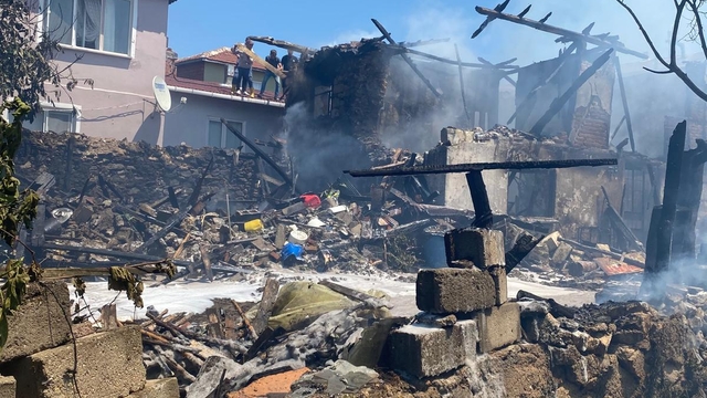 Kırklareli'nde iki katlı evde çıkan yangında itfaiye eri yaralandı