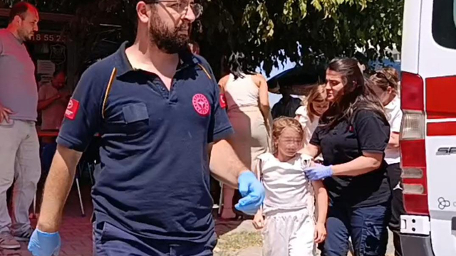 Kamyonet ile çarpışan otomobildeki anne ile 2 kızı yaralandı