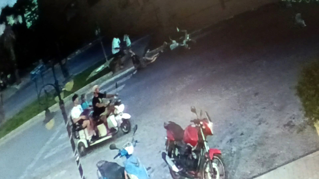 Devrilip sürüklenen motosiklet, turistlere çarptı