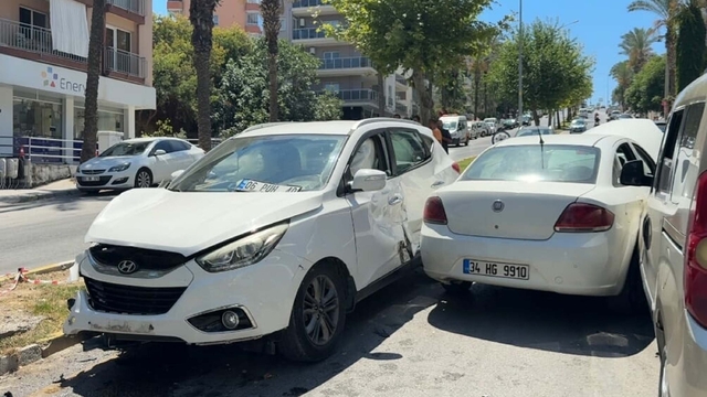 Kuşadası'nda otomobil karşı yöne geçip araçlara çarptı;  5 yaralı