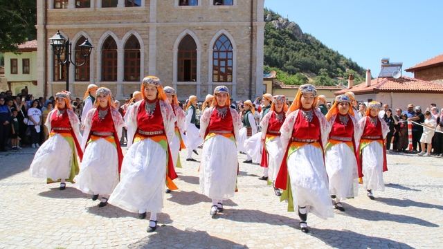Nasreddin Hoca Şenliği, halk dansları gösterilerine sahne oldu