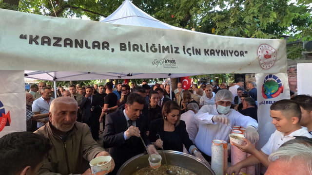 Tunceli'de muharrem ayı dolayısıyla aşure dağıtıldı