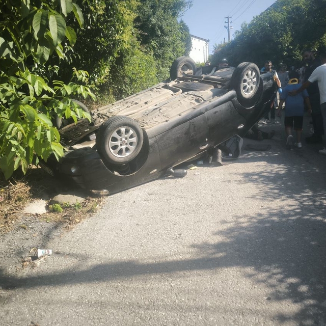Seyir halindeki otomobil takla attı; 4 yaralı