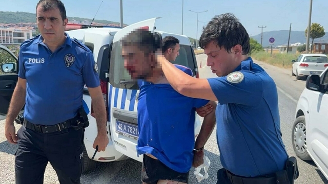 'Dur' ihtarından kaçarken 4 polis aracına çarptı, lastiklerine ateş edilerek durduruldu