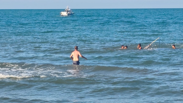 Samsun'da denizde alabora olan teknedeki 5 kişi kurtarıldı