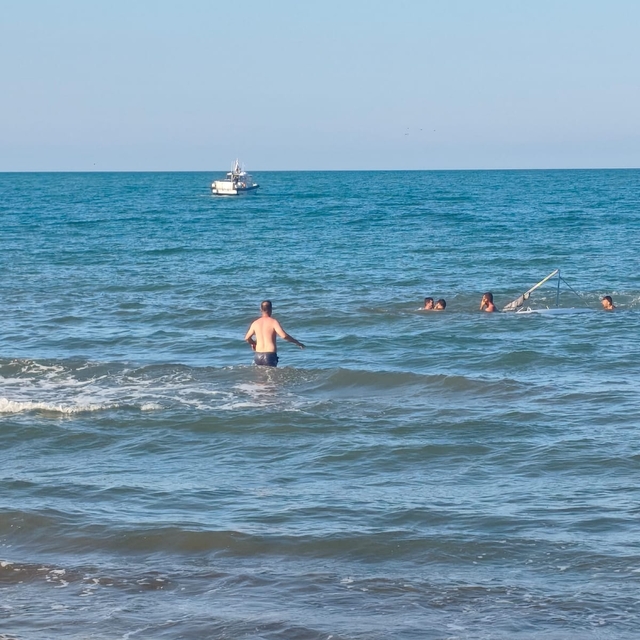 Samsun'da denizde alabora olan teknedeki 5 kişi kurtarıldı