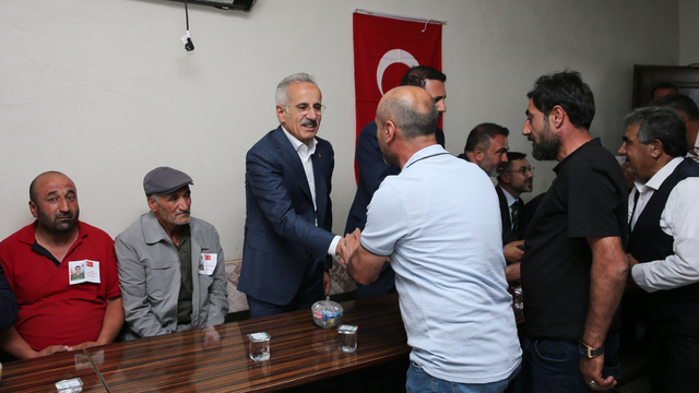 Ulaştırma ve Altyapı Bakanı Uraloğlu, Bitlis'te şehit Yeşildemir'in ailesine taziye ziyaretinde bulundu: