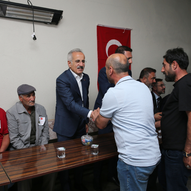 Ulaştırma ve Altyapı Bakanı Uraloğlu, Bitlis'te şehit Yeşildemir'in ailesin...