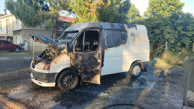 Samsun'da park halindeki minibüs yangın sonucu kullanılamaz hale geldi