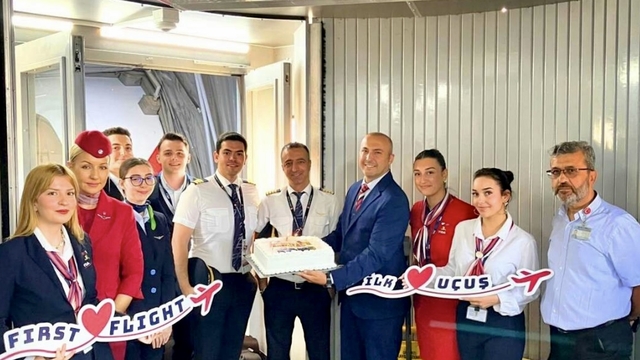 Arnavutluk'tan Dalaman'a gelen ilk turist kafilesi törenle karşılandı