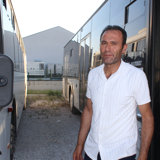 Isparta'da otobüs şoförü Heimlich manevrasıyla 2 yaşındaki çocuğun hayatını...