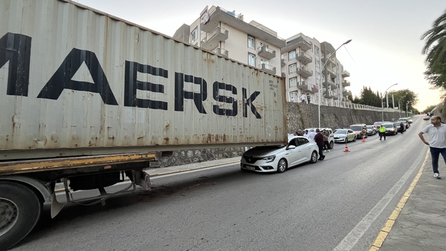 Üst geçide çarpan TIR'ın dorsesindeki konteyner, otomobilin üzerine kaydı