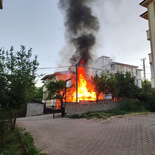 Karabük'te 3 katlı müstakil evde çıkan yangın söndürüldü