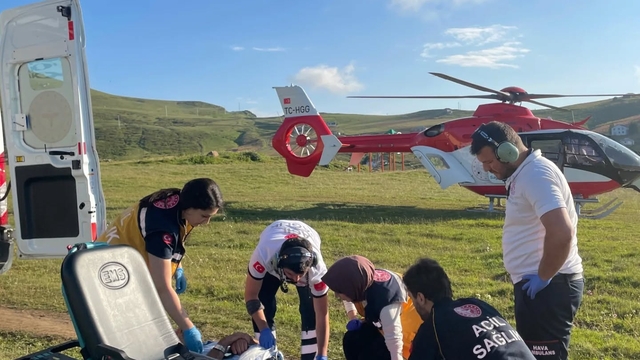 Trabzon'da ambulans helikopter, yaylada ayağı kırılan kişi için havalandı