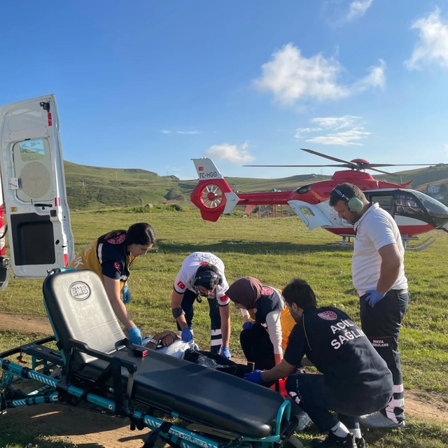 Trabzon'da ambulans helikopter, yaylada ayağı kırılan kişi için havalandı