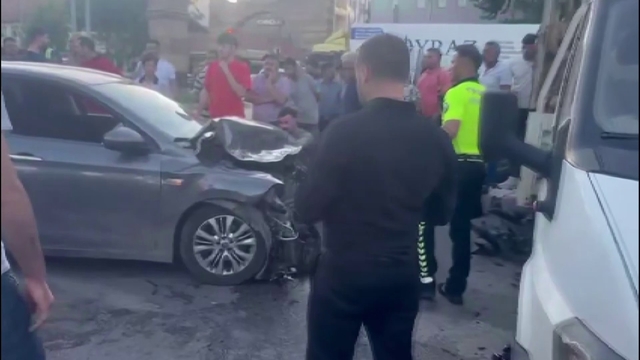 Kırmızı ışık ihlali yapan iki araç arasında kalan yaya ağır yaralandı