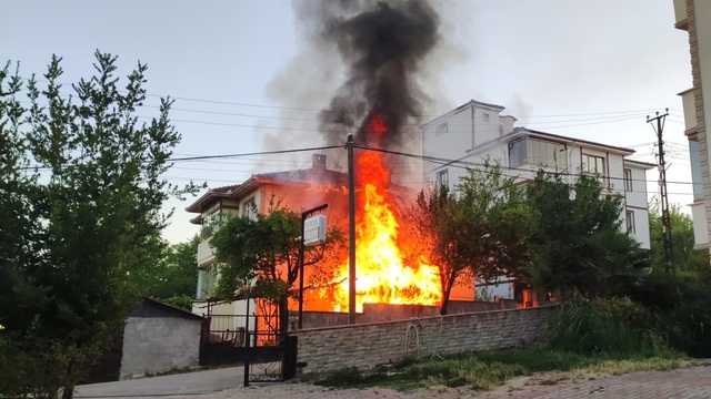 3 katlı ev alev alev yandı:4 kişi dumandan etkilendi