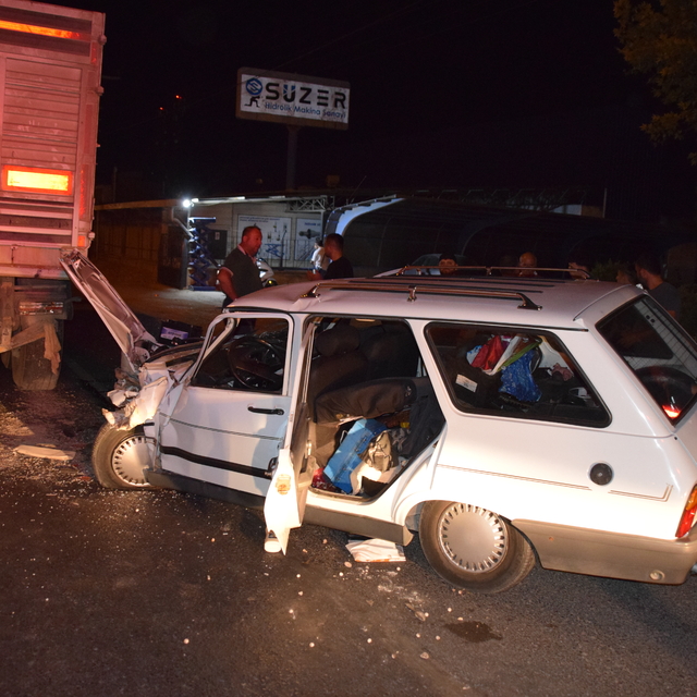 Manisa'da tıra arkadan çarpan otomobildeki 2 kişi yaralandı