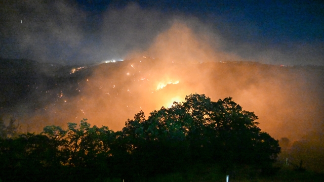 Manisa Sarıgöl'de çıkan yangın Uşak'a ulaştı; bazı evler tahliye edildi (2)