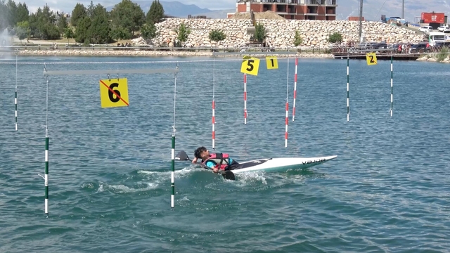 Kanoculara Ardıçlı Gölü'nde eğitim, Karasu'nun coşkun suyunda uygulama