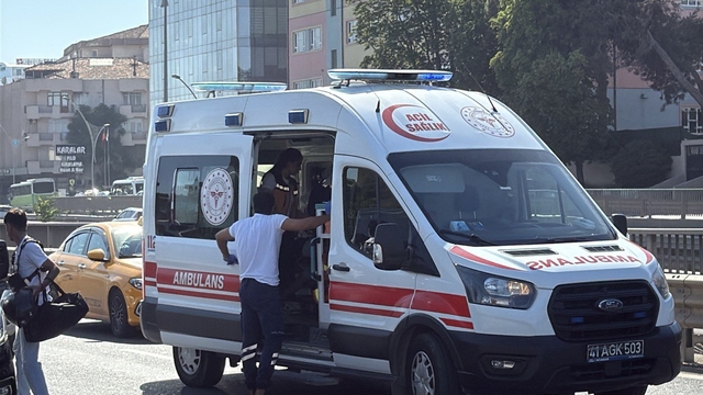 Kocaeli'de kaza yapan motosiklet sürücüsü yaralandı