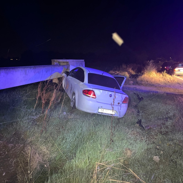 Samsun'da su kanalının beton deposuna çarpan otomobil sürücüsü yaralandı