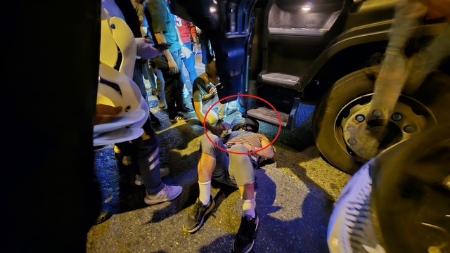 Motosiklet park halindeki TIR'a çarptı; başındaki kask sayesinde ölümden döndü