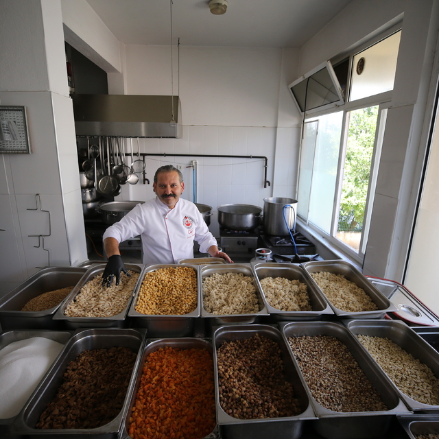 Bereketin simgesi aşure değişmeyen tarifiyle kazanlarda kaynatılıyor