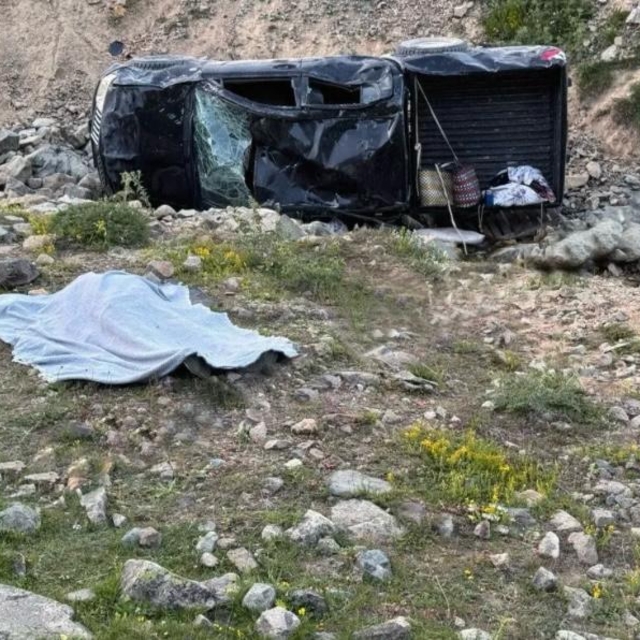 Kamyonet şarampole devrildi: 1 ölü, 5 yaralı