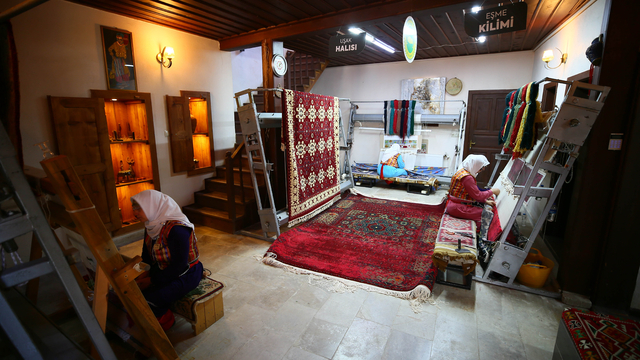 Dünyaca ünlü müzelerde sergilenen Uşak halısının sırrı motifi ve ilmeğinde saklı