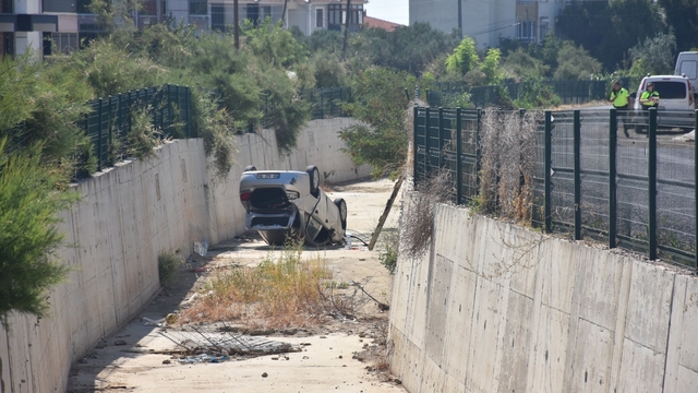 Tekirdağ'da kanala devrilen otomobilin sürücüsü yaralandı