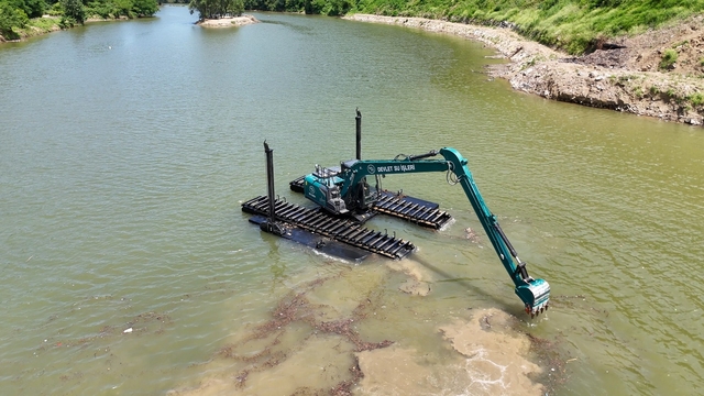 Trabzon'daki Sera Gölü 30 tonluk yüzer iş makinesiyle temizleniyor