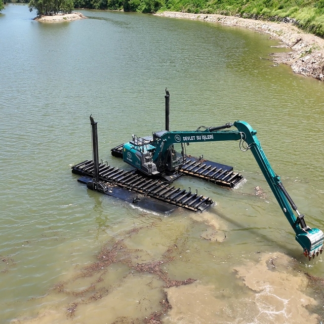 Trabzon'daki Sera Gölü 30 tonluk yüzer iş makinesiyle temizleniyor