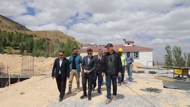 Başkale Kaymakamı Erdoğan, yapımı devam eden kamu binalarındaki çalışmaları inceledi