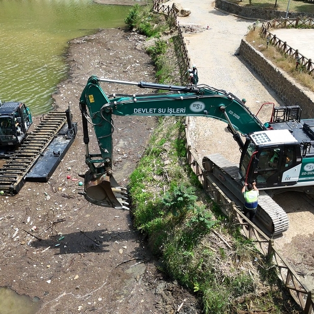 Sera Gölü temizliğinde 'yüzer iş makinesi' devrede