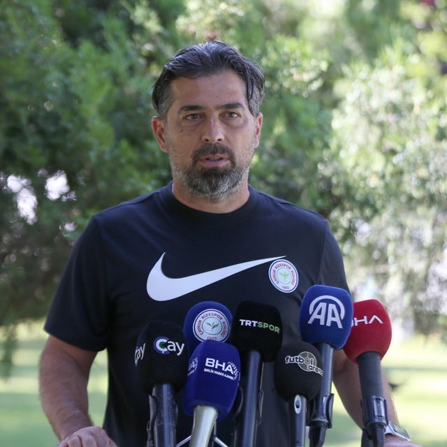 Çaykur Rizespor Teknik Direktörü İlhan Palut, sezon hazırlıklarını değerlen...