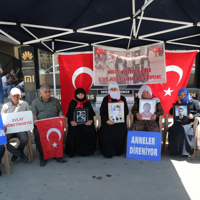 Muş'ta evlatlarına kavuşmak isteyen aileler, DEM Parti önündeki eylemlerini...