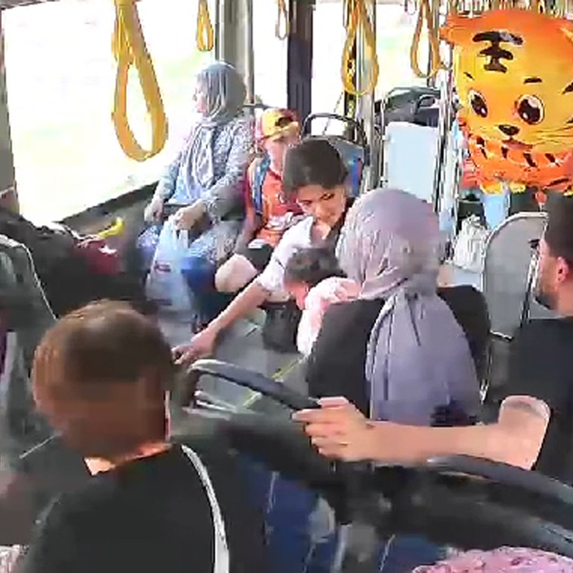 Boğazına cips kaçan bebeği, Heimlich manevrasıyla kurtardı