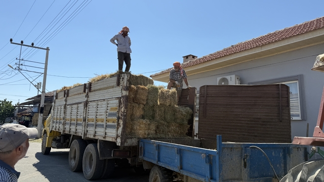 Germencikli besicilerden İzmir'deki yangınlardan etkilenen meslektaşlarına yem desteği