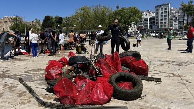 Sinop'ta denizden perde kornişi, merdiven ve kamyon lastiği çıkarıldı