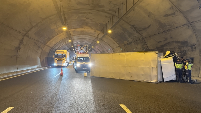 Kuzey Marmara Otoyolu'nda kamyonetle otomobilin çarpıştığı kazada 3 kişi yaralandı