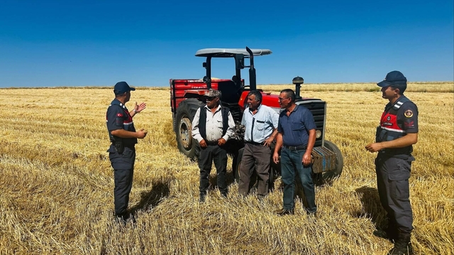 Kırşehir'de jandarma ekipleri hasat yapan çiftçileri yangınlara karşı uyardı