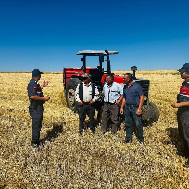 Kırşehir'de jandarma ekipleri hasat yapan çiftçileri yangınlara karşı uyard...