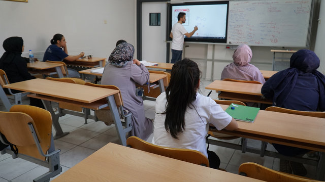 Şanlıurfa'da üniversite sınavına hazırlanan gençlere ücretsiz yaz kursu veriliyor