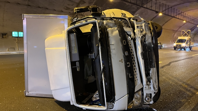 Tünelde otomobil ile çarpışan kamyonet devrildi; 1'i çocuk, 3 yaralı