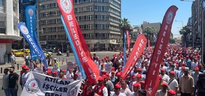İzmir'de Belediye-İş Sendikası üyeleri, işten çıkarılan işçiler için yürüdü